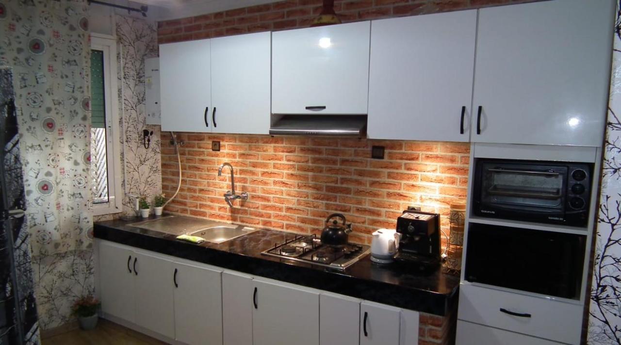 אל ג'אדידה Stay Here, Nice Apartment With Garden View In Center, 1 Min Walk From Beach מראה חיצוני תמונה